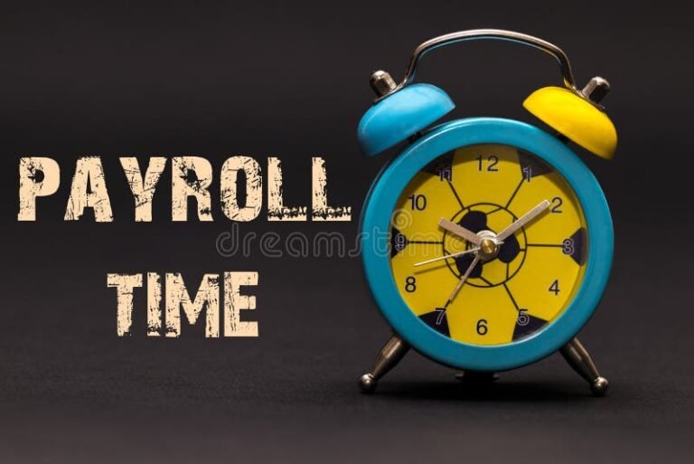 relogio marcando horas com folha de pagamento