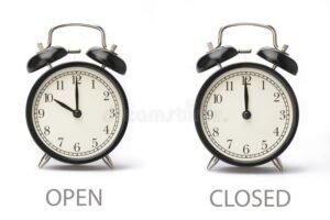 relogio marcando horas com fundo de domingo