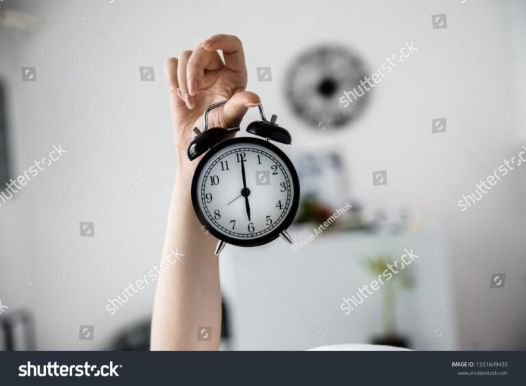 relogio marcando horas com maos estendidas