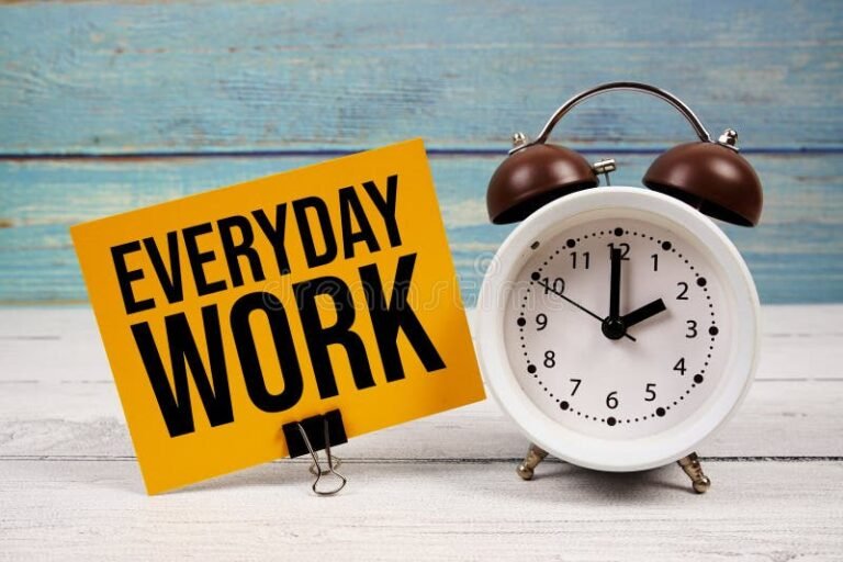 Trabalhar Aos Sábados É Considerado Hora Extra Pela Lei 8 relogio marcando sabado com carteira de trabalho