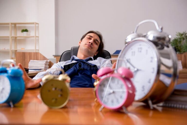 Quem Tem Direito ao Adicional Noturno e Como Ele é Calculado 8 relogio mostrando horario noturno e trabalhador