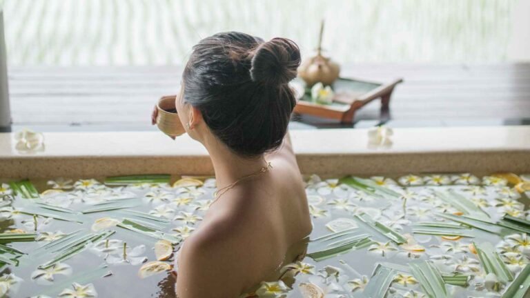 ritual de banho com ervas aromaticas