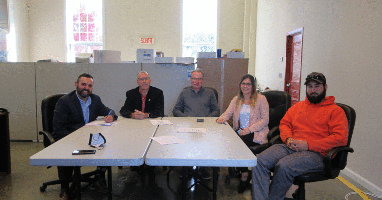 servidor publico trabalhando em escritorio municipal