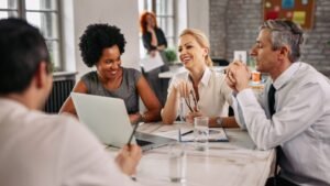 servidores publicos em reuniao oficial alegre