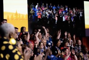 sindicato reunido em assembleia maos erguidas