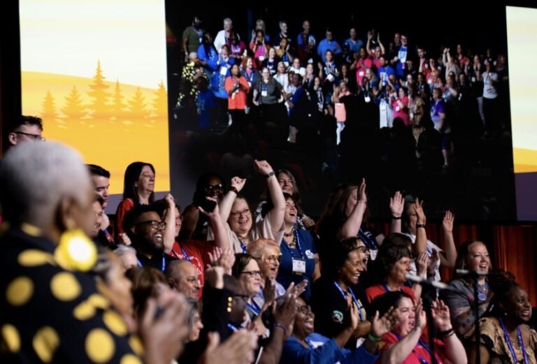 sindicato reunido em assembleia maos erguidas