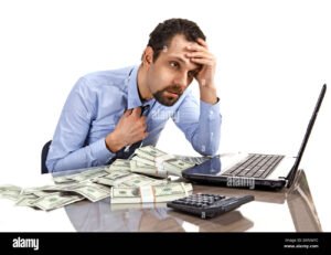 sindico segurando macos de dinheiro preocupado