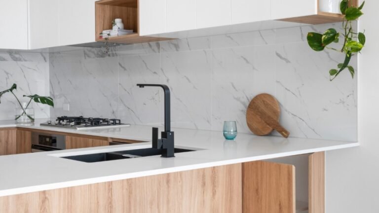 torneira moderna em cozinha elegante