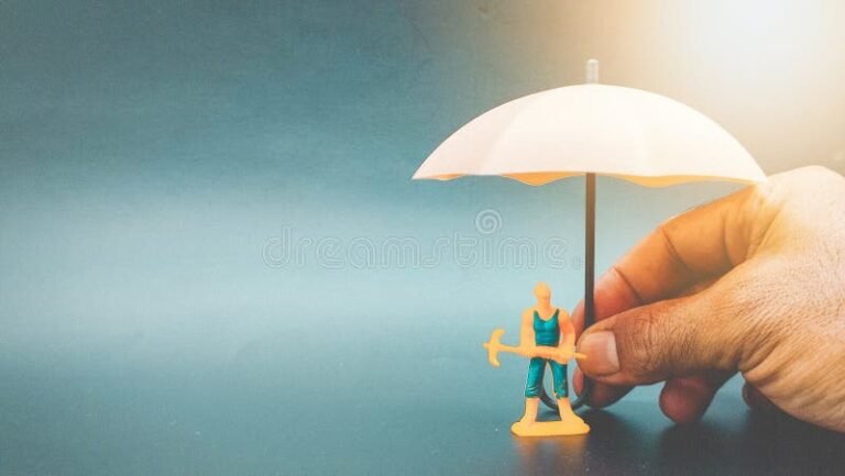 trabalhador com protecao segurando um guarda chuva