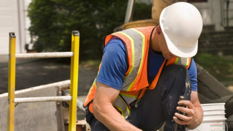 trabalhador em altura em construcao civil