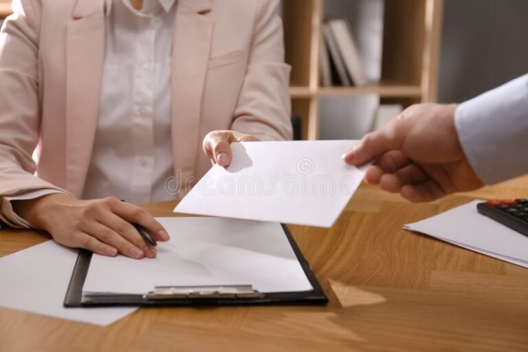 Pedi Demissão: Tenho Que Pagar Multa Rescisória No Trabalho 1 trabalhador entregando carta de demissao