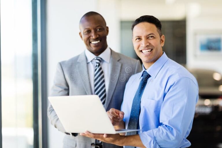 Quais São Os Requisitos Para Receber O Abono Salarial Do PIS 16 trabalhador feliz com carteira assinada