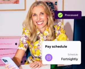 trabalhador feliz recebendo carteira de pagamento