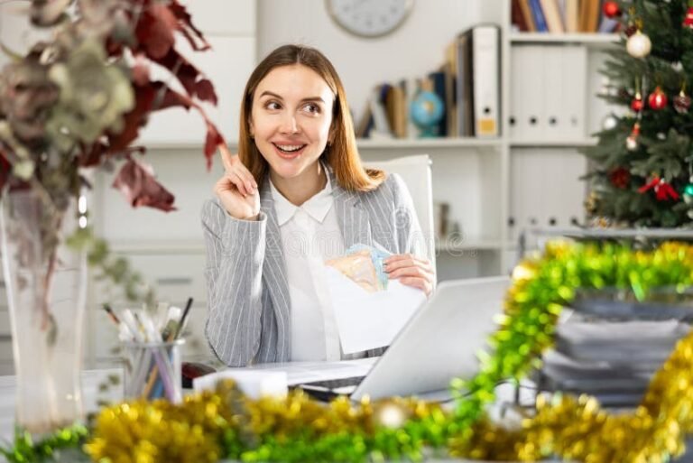 trabalhador feliz recebendo pagamento salarial anual