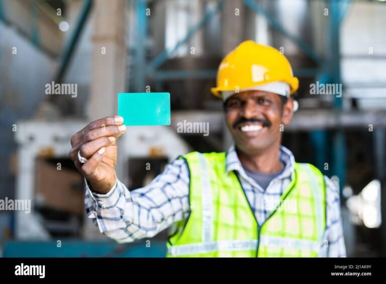 Qual a Porcentagem Correta de Férias Que o Trabalhador Deve Receber 2 trabalhador feliz segurando carteira de trabalho