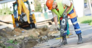 trabalhador ferido com ferramentas de construcao