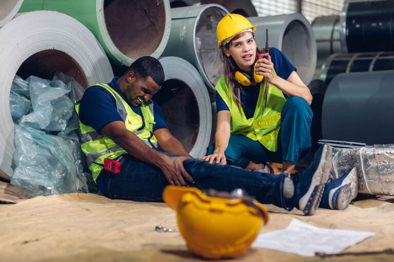 Apos Acidente de Trabalho Pode Ser Demitido Sem Justa Causa 5 trabalhador lesionado recebendo apoio no trabalho
