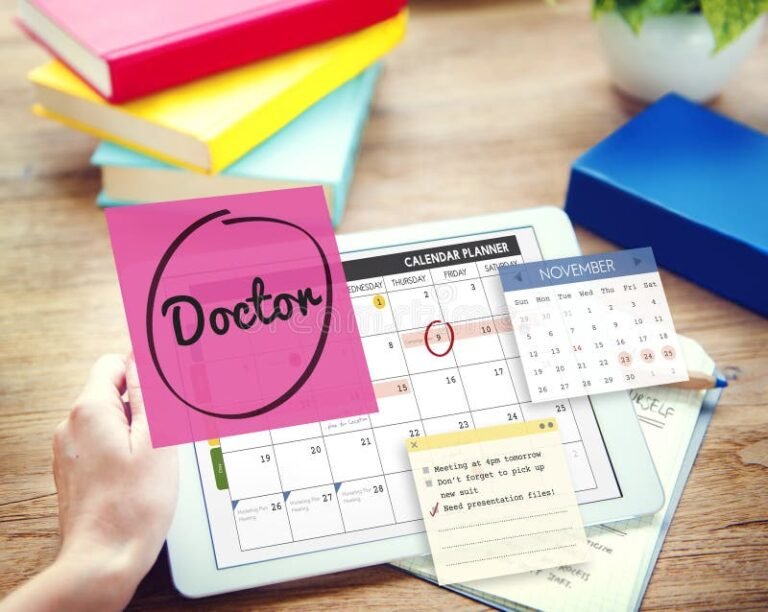 trabalhador olhando calendario e documento medico