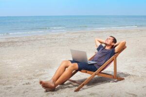 trabalhador relaxando em praia ensolarada
