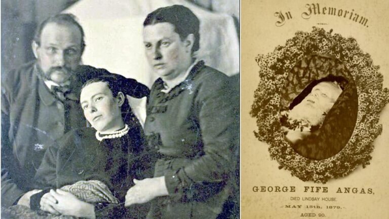 trabalhador segurando foto de mae falecida