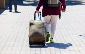 trabalhador urbano caminhando com mala mochila