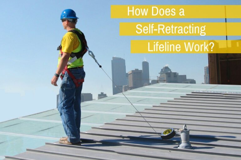 trabalhador usando linha de vida em altura segura