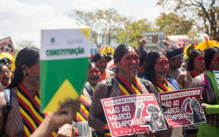Qual é a História dos Direitos Trabalhistas no Brasil e Sua Evolução 2 trabalhadores brasileiros em manifestacao historica colorida