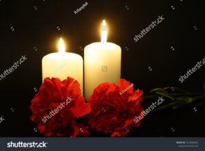 velas acesas com flores para luto