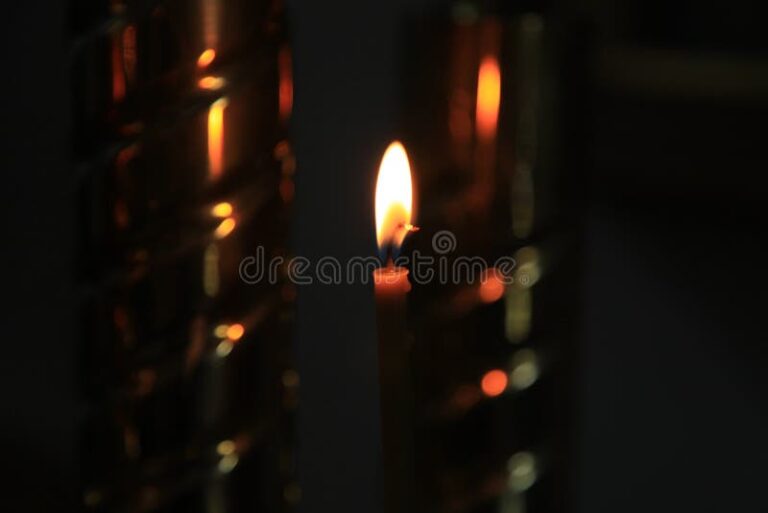 Quantos Dias São Permitidos Para Luto Após Falecimento de Mãe 4 velas acesas em memoria silenciosa