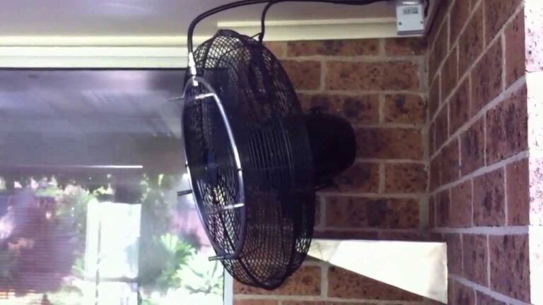 ventilador de parede com nevoa refrescante funcionando